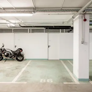 Modern Riverside With Free Parking Apartment